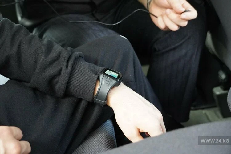 Первые 15 семейных дебоширов в Бишкеке получили электронные браслеты