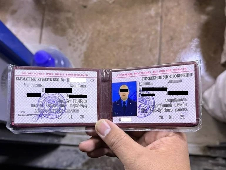 Ош облусунда эки тергөөчү кармалды, аларды талап-тоноодо шектешүүдө