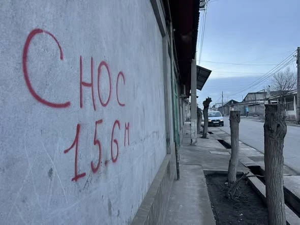 In Osh, the street is being widened: demolition of buildings along the road is expected