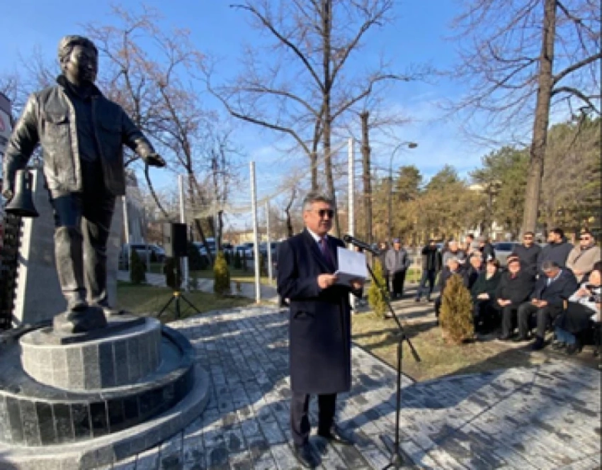 В Бишкеке открыли памятник Толомушу Окееву