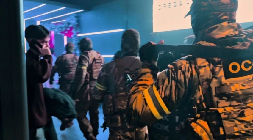 Кинологдор иттери менен Бишкектин түнкү клубдарында наркотиктерди издеп жатышат