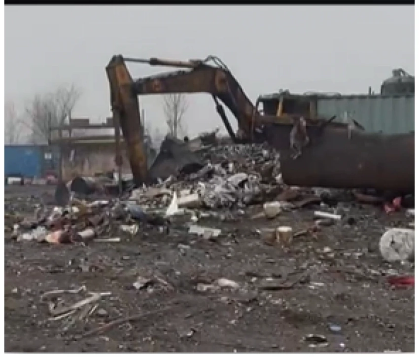 Шопоковдун тургундары металлды кайра иштетүүчү ишкананын ишине нааразы болушууда