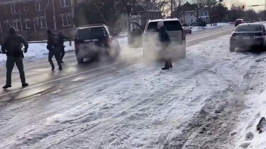 АКШда миграция кызматынын операциясы учурунда аялдын өлүмүнөн кийин нааразылык акциялары башталды