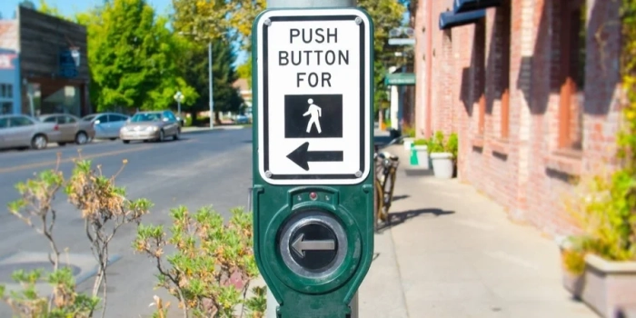 Америкадагы шаарда светофорлор саясат тууралуу сүйлөшө башташты. Машиналардын көтөрүлүшүбү?