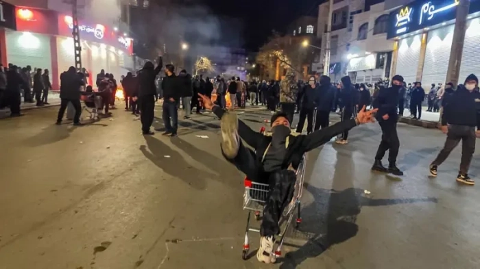 Иранда массалык нааразылык акциялары, интернет иштебейт, аятолла Хаменеи жеңилдик бербестигин билдирди