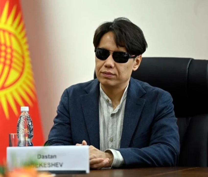 Бекешев: граждане тратят до 100 сомов, чтобы дозвониться до госорганов