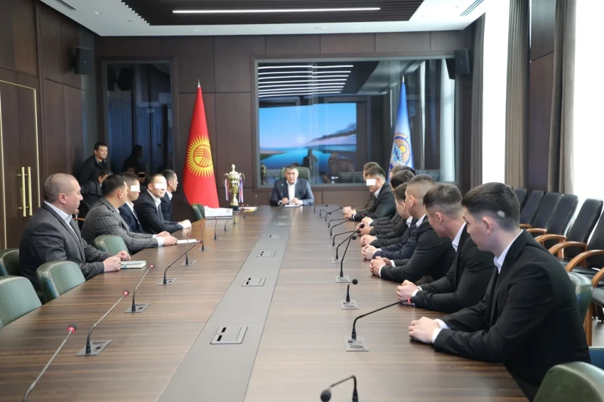 Ташиев ГКНБнын кызматкерлеринин футзал боюнча эл аралык турнирдеги 1-орунду ээлегендери менен жолугушту