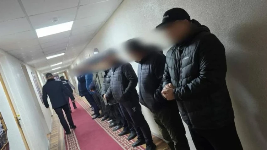 Employees of weight and dimension checkpoints on the Bishkek - Osh road were detained for bribery