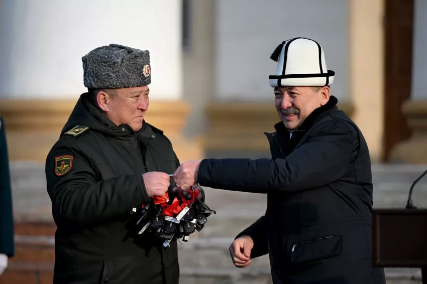 Adylbek Kasymaliev handed over more than 80 vehicles to the Ministry of Defense