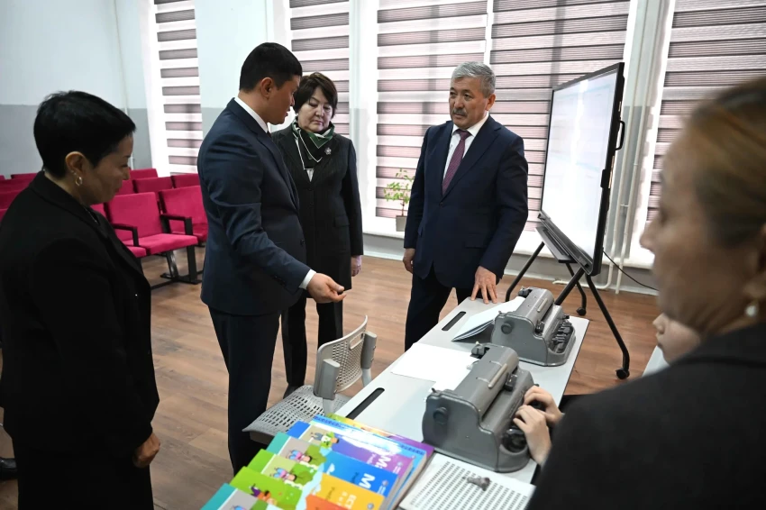 Спецшколе в Бишкеке передали 10 пишущих машинок по системе Брайля