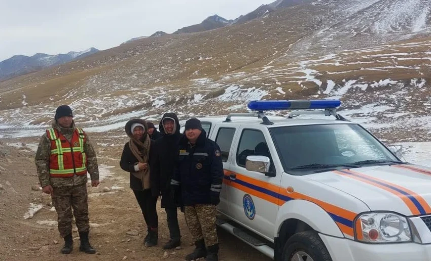 Two Citizens Stranded in the Mountains Due to Car Breakdown Rescued