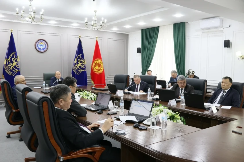 In the Antimonopoly Office, certain employees received bonuses several times a month