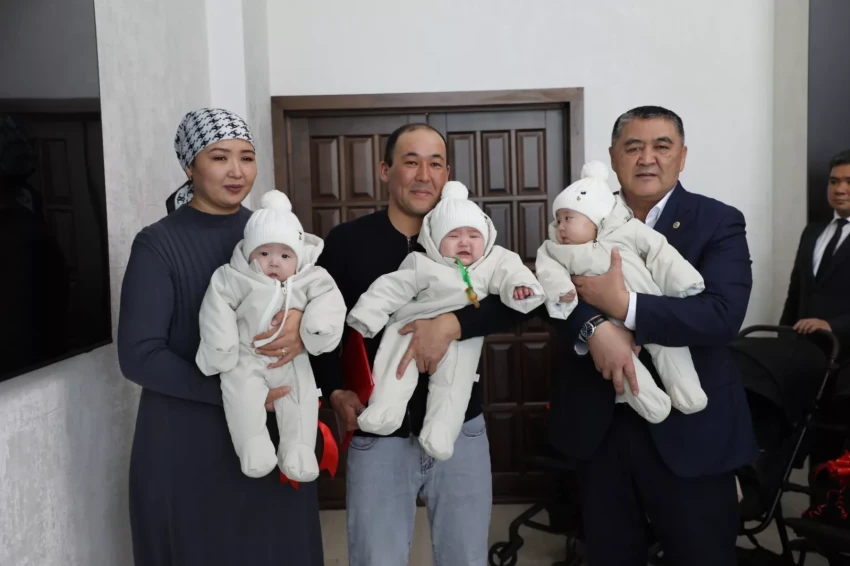 Kamchybek Tashiev handed over the keys to a two-room apartment to the family that welcomed triplets.