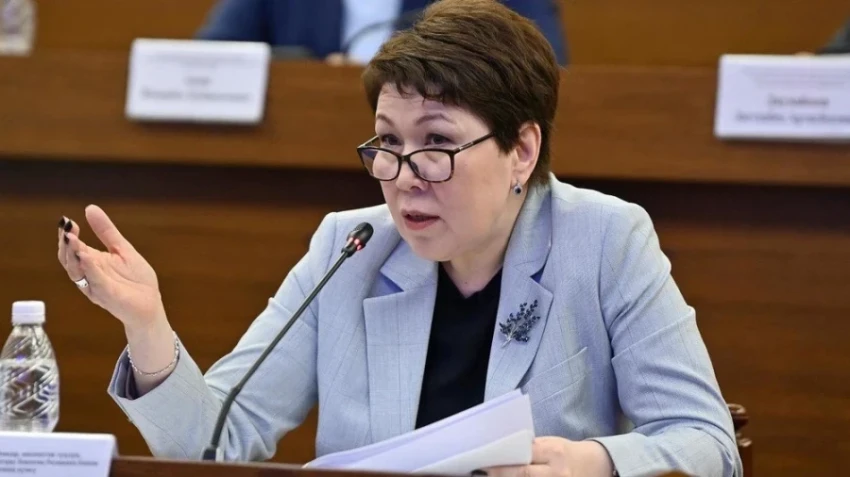 Gulya Kozhokulova was outraged that banks and exchange offices require certificates when exchanging 100,000 soms.