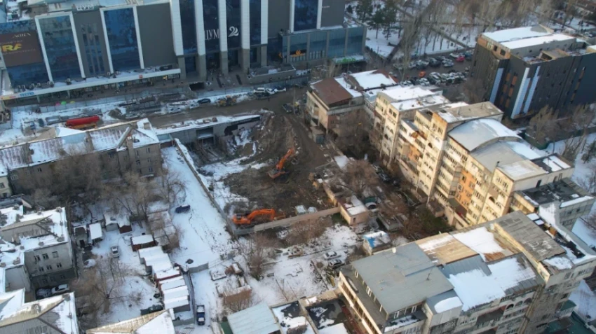 A hotel has begun construction opposite the TSUM in Bishkek.