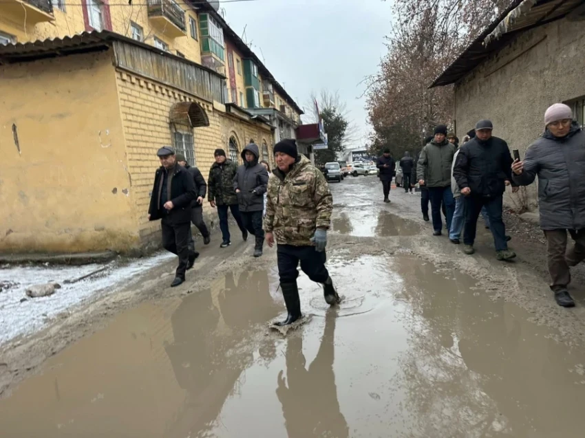 Mayors Aren't Afraid of Mud: Zhenishbek Toktorbaev Strolled Through a Huge Puddle