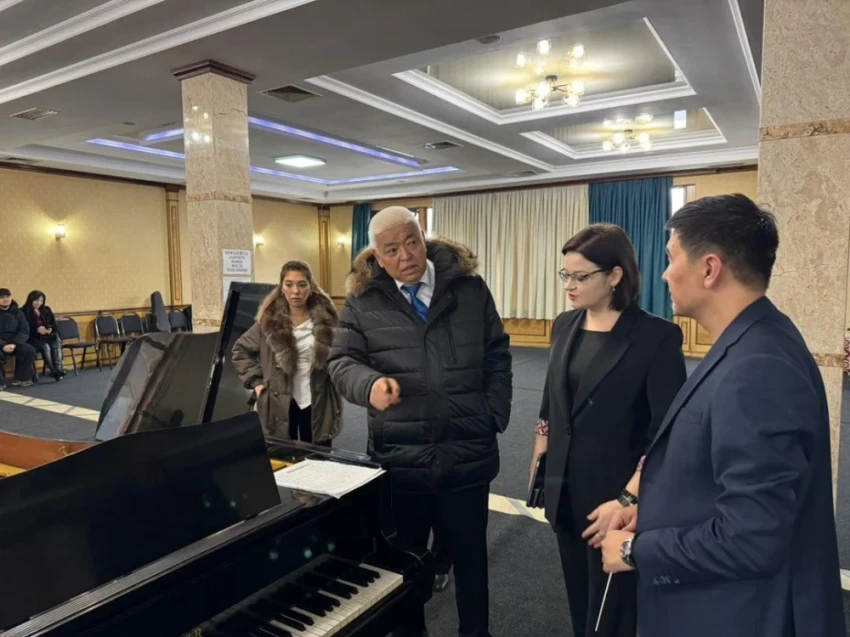 What is now located in the building of the former restaurant "Dubrovsky"?