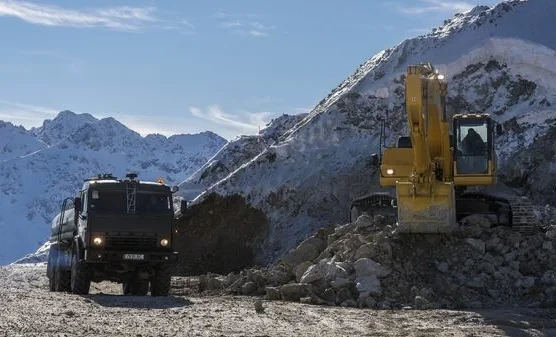 A worker died in a rock collapse at the Jereuy field