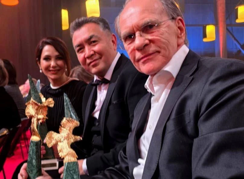 Кыргызстанский режиссер Нурбек Эген получил кинопремию «Золотой орел» в Москве