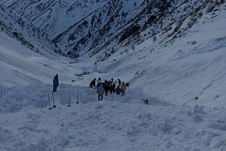 Мужчина, который попал под снежный обвал на джайлоо в Кара-Кульдже, погиб