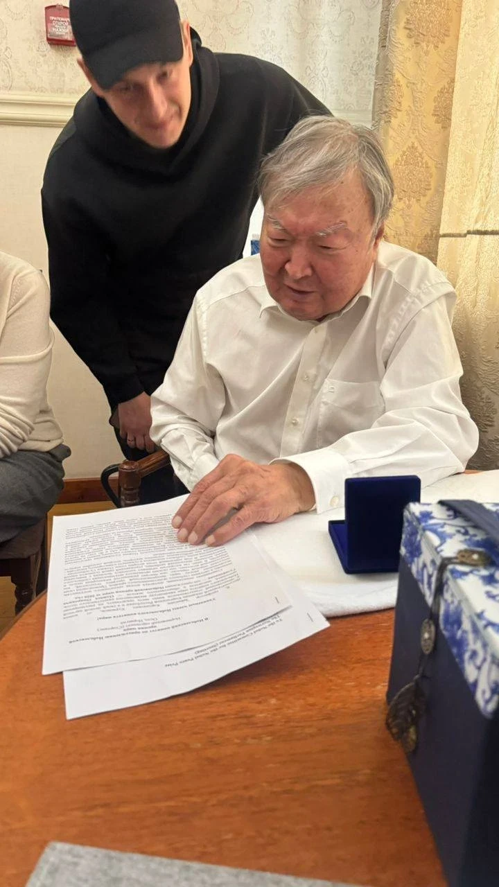 Aitmatov's granddaughter met with poet Olzhas Suleimenov