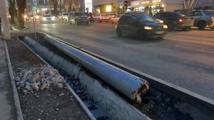 In Bishkek, utility poles are being dismantled on Abdrakhmanov Street