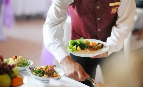 Cabinet: Cafes and restaurants were not allowed to include a service charge in the bill