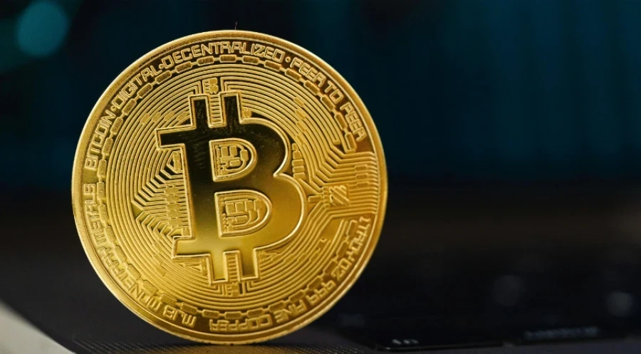 Биткоин упал ниже 63 тысяч долларов — это вдвое меньше исторического максимума