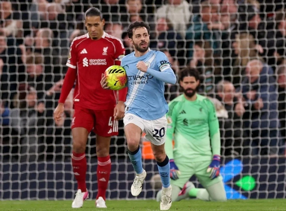 "Manchester City" snatched victory from "Liverpool" and keeps title hopes alive