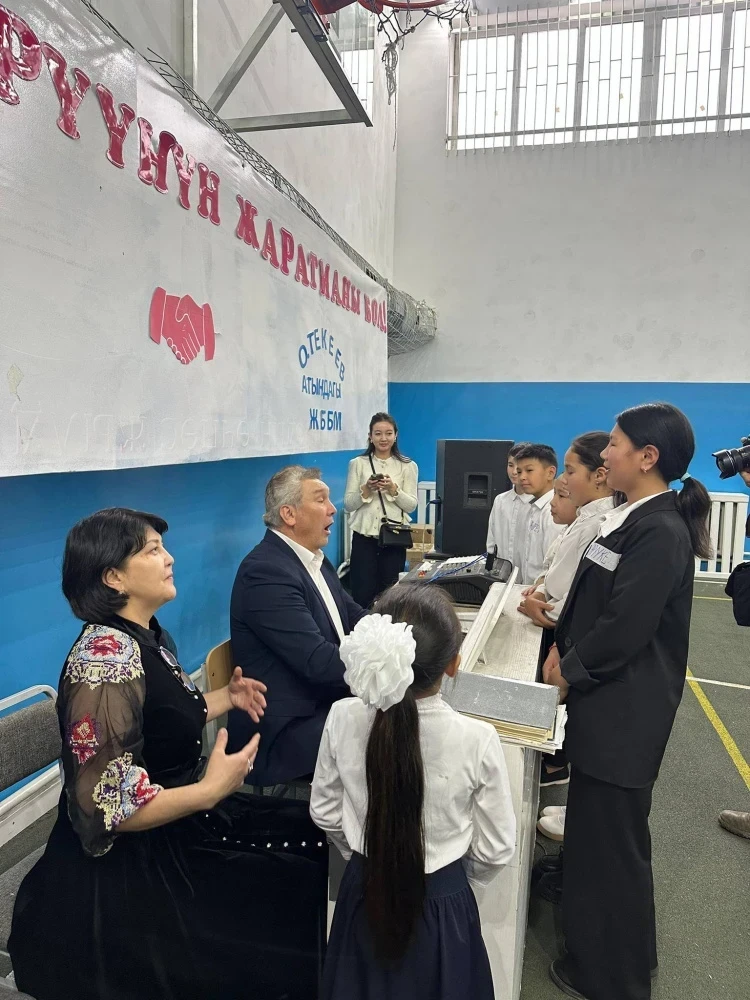 The soloists of the opera and ballet theater gave a concert at a rural school