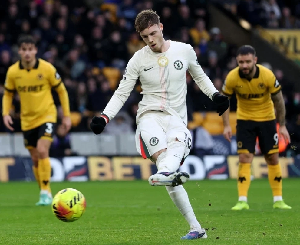 "Chelsea" crushed "Wolverhampton," securing their fourth consecutive victory