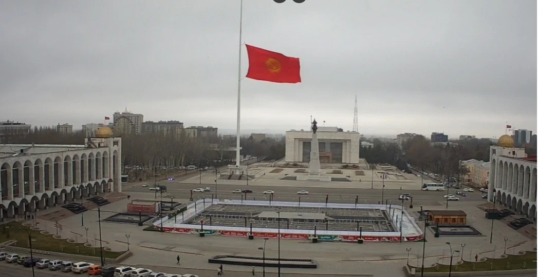 Due to strong winds, the flag at Ala-Too Square has been temporarily lowered.