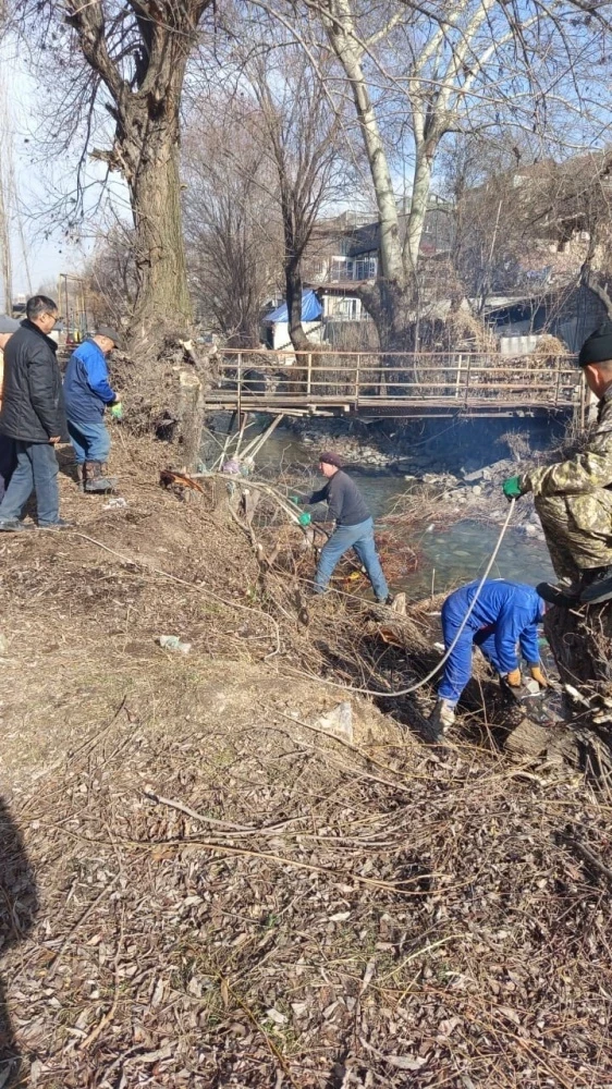In the Kara-Suu District, irrigation canals are being cleaned.