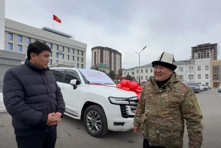 The Mayor of Osha was gifted a Land Cruiser 300. He transferred the vehicle to the municipality's balance.