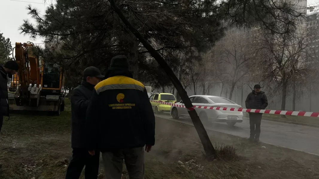 "Bishkekteploset" is repairing a break in the heating network on 7 April Street