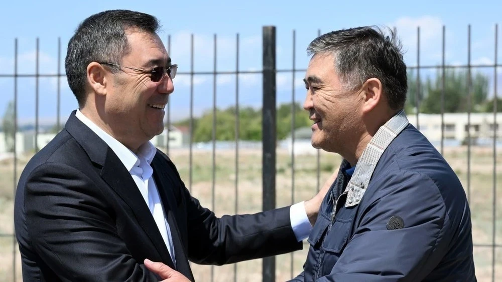 All the scum is waiting for a power showdown... But not the president and the general