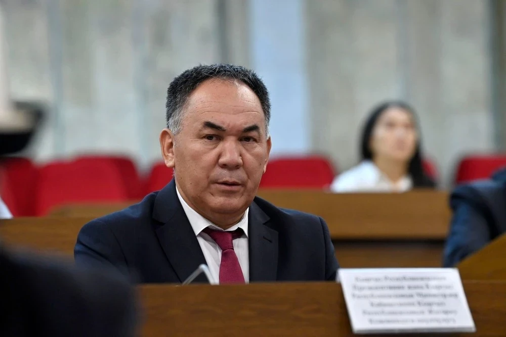 Алмасбек Абытов освобожден от должности представителя президента в Жогорку Кенеше