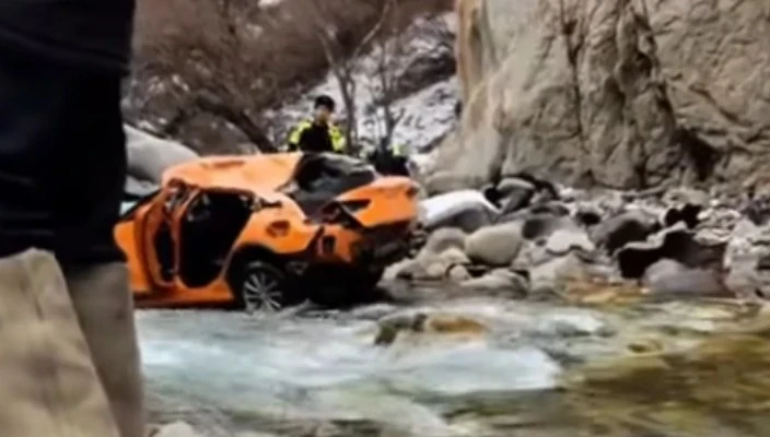 «Жылы буулар» аймагында унаа жолдон чыгып, дарыяга кулады. Үч адам каза болду.