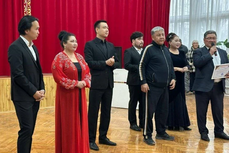 Опера жана балет театрынын солисттери кары адамдар үчүн концерттерди өткөрүштү