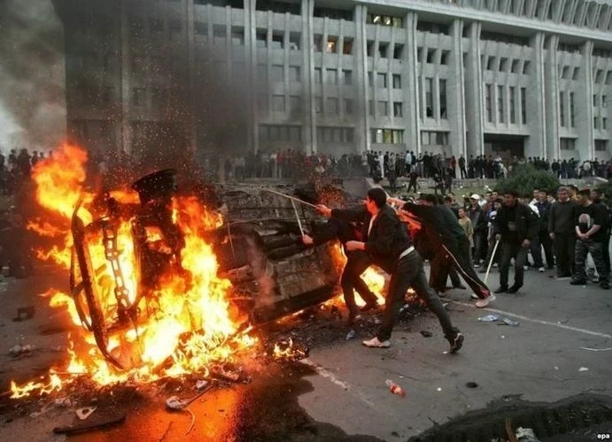 Жапаров төңкөрүш жөнүндө кыялдангандарга качкын президенттердин тагдырын эске салды