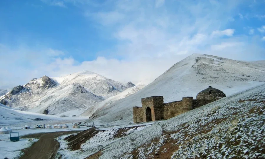 Чет өлкөлүк туристтер Нарын облусуна жөнөп, ГСОго камсыздандырышты