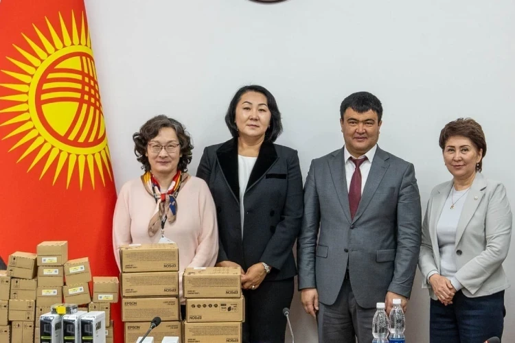 Кыргызстандын ооруканаларына 150 принтер жана 1 миң картридж берилди