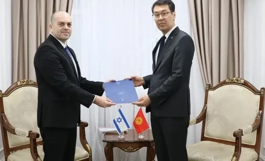 Кыргызстандын Тышкы иштер министринин орун басары Израилдин Кыргызстандагы элчисинен ишеним грамоталарынын көчүрмөлөрүн кабыл алды