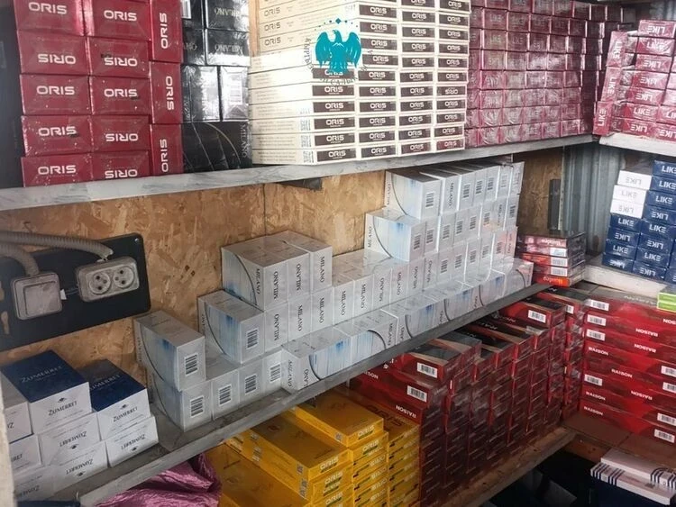 Почти 10 тысяч пачек табачной продукции без акцизных марок изъяли в Манасе