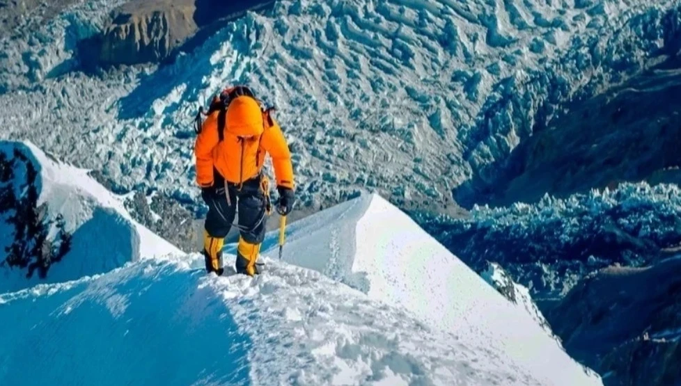 Непал даяр эместер үчүн Эверестке чыгууга тыюу салат