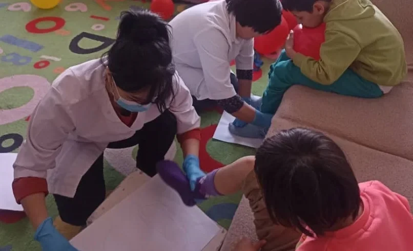 Инвалидду балдар үчүн Беловодск жана Сокулукта индивидуалдуу протездер даярдалат