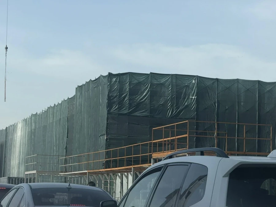 Строительство ювелирного центра у ЦУМа в Бишкеке «спрятали» от глаз любопытных