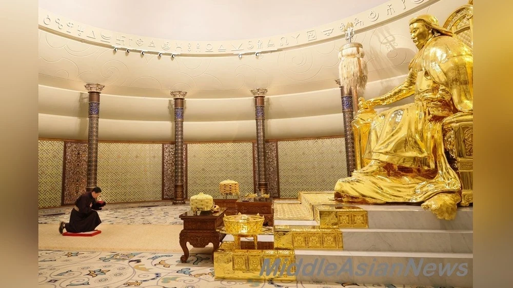 President Khurelsukh paid tribute to the golden statue of Great Bogdo Chinggis Khan.