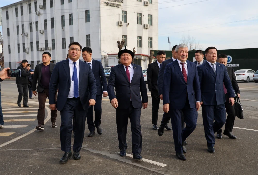 Нового мэра Оша Жанара Акаева представили подчиненным. Фото