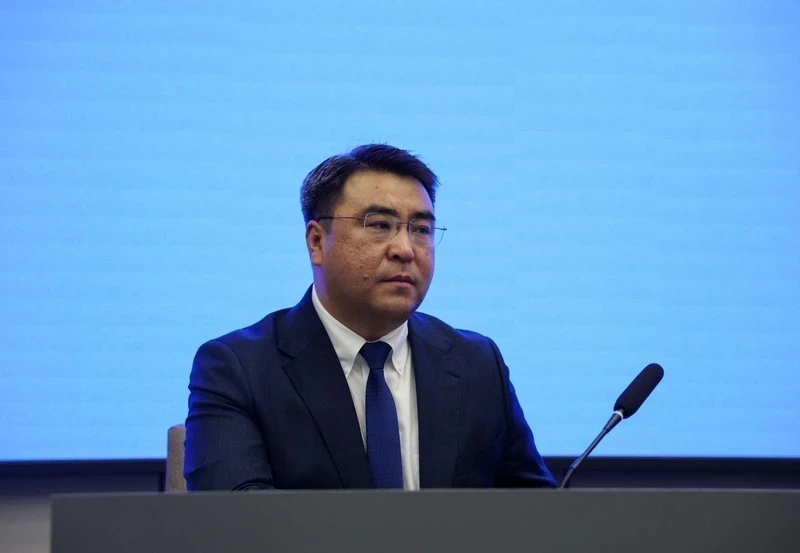 Оштун мэриясынын борбордук аппаратына жаңы мэр Жанар Акаевди тааныштырды